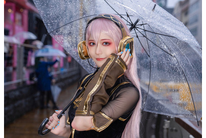 【コスプレ】「VOCALOID」巡音ルカ、雨で際立つミステリアス＆クールな美しさに魅了！ 注目レイヤー・いもけんぴ。【写真7枚】 画像