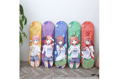 「五等分の花嫁」三玖や四葉、中野家の五つ子を大胆デザイン♪ スケートボードデッキで登場 画像