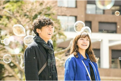 高橋一生＆川口春奈がシャボン玉で大はしゃぎ！映画『九月の恋と出会うまで』特別映像 画像