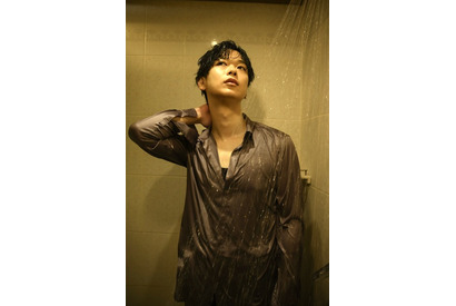 声優・土岐隼一、写真集先行カット公開！ 着衣のままシャワーを浴びる姿も…「本気でカッコつけて、本気で楽しんでやりました！」 画像