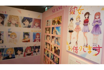 「彼女、お借りします」ヒロインごとの原画、マル秘イラスト、千鶴と祖母の名シーンを振り返る病室再現エリアも！ 展示会公式レポ 画像