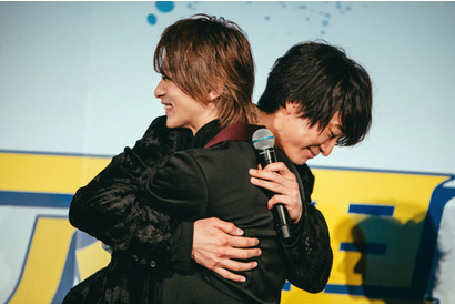 横浜流星、映画『チア男子!!』初日舞台挨拶で「心強い存在」の浅香航大と友情ハグ＆ラップを披露 画像