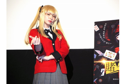 コスプレイヤー・えなこ、金髪ツインテールの“早乙女芽亜里コス”で登壇!『映画 賭ケグルイ』コスプレ撮影会付き舞台挨拶が開催【レポート】 画像