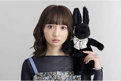 リーディングシアター『ダークアリス』に出演する小宮有紗にインタビュー、声だけで世界観を表現することの楽しさと難しさ 画像