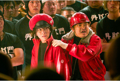 実写映画「はたらく細胞」新米赤血球（板垣李光人）も慄く!? 茂（阿部サダヲ）の不健康な体内写真や親子団らんな場面写真など公開 画像