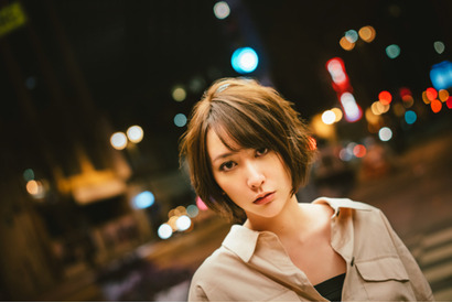 『グランベルム』のOPテーマ「月を追う真夜中」で、幻想的な作品の世界観を疾走感のあるメロディーで表現した藍井エイルがインタビュー企画「Megami’sVoice」に登場！【インタビュー】 画像