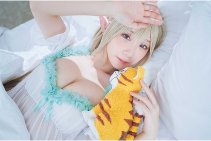コスプレイヤー・伊織もえ、エルフ娘のネグリジェ＆黒下着姿に♪ 「ベヒ猫」コラボコス披露 画像