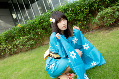 “現役JKレイヤー”橋本麗愛、コスプレイベントの天敵「暑さ」に立ち向かう術を手にする！　残暑にもおすすめの「USB充電式 2WAYハンディファン」をレビュー 画像