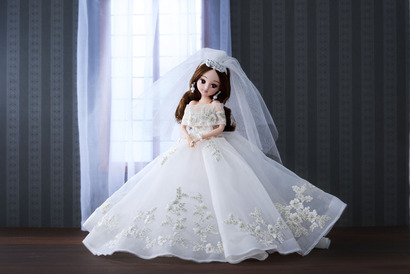 「リカちゃん」憧れのウェディングドレス！ 左手薬指には指輪♪ 「ハツコ エンドウ」コラボ 画像