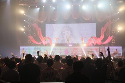 声優・大橋彩香のアーティストデビュー5周年記念ライブが開催！　4300人の前でフライングし「これからも羽ばたいていけるようにがんばっていきます」【セットリストも公開】 画像