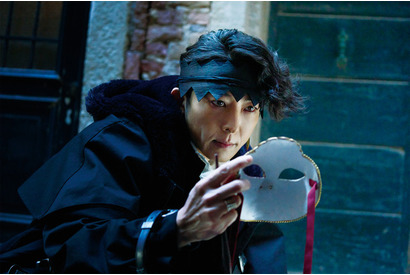 「岸辺露伴は動かない 懺悔室」露伴（高橋一生）が拾い上げた仮面とは…美しくも恐ろしい場面写真が一挙公開！ 画像