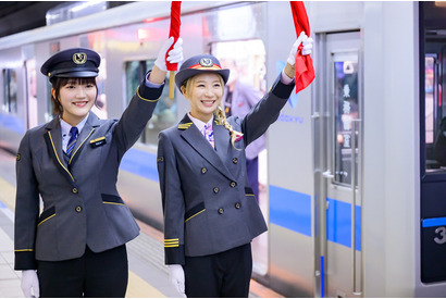 「紫雲寺家の子供たち」万里役・安済知佳＆南役・菱川花菜が1日駅長＆乗務員に就任！「小田急電鉄」コラボ初日レポ 画像