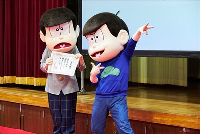 本編で描かれた、赤塚高校卒業式を再現?!大人6つ子も登壇した 「えいがのおそ松さん」Blu-ray&DVD発売記念イベント ~赤塚高校卒業式典~レポートが到着【レポート】 画像