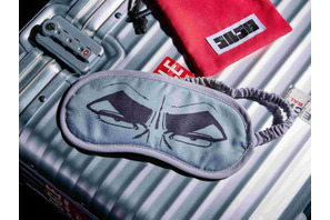 俺の寝顔を見るな!?「ゴルゴ」眼光鋭いアイマスクが登場! 「BE-PAL」11月号特別付録 画像