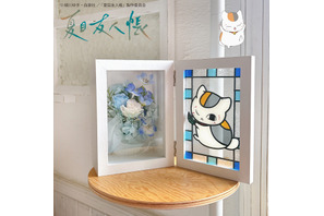 「夏目友人帳」ニャンコ先生、お花と光できらめく…♪ 作中のワンシーンを想う「グラスアートと花束のセット」登場 画像