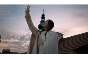 まるでフリーレンの世界。milet新曲MVは“魔法の都市”プラハで撮影｜アニメ第2期ED「The Story of Us」配信 画像