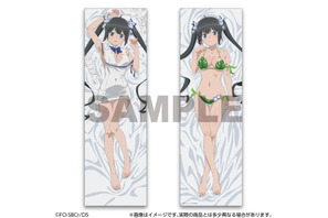 大胆な葉っぱビキニ姿で添い寝!? 「ダンまち」ヘスティア、アイズたちが抱き枕カバーに！ ほぼ等身大で再現 画像