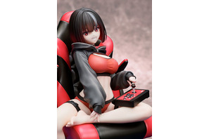 令和の座敷わらしはガチゲーマー!? アケコン片手にゲーミングチェアに座るリラックスした表情にドギマギ♪ オリジナルキャラ「座敷わらしちゃん」が立体化！ 画像