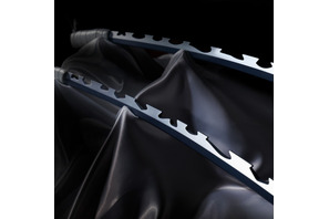 「鬼滅の刃」猪突猛進!!猪突猛進!! 伊之助の日輪刀が約1／1サイズで立体化！完全なりきり可能♪ 二刀流ギミックも注目 画像