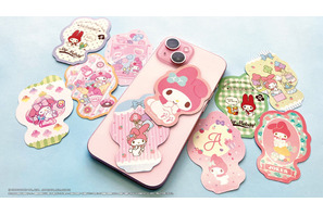 キティ型のトランプが可愛すぎる♪ 「サンリオ」キュートなトランプ＆カードスタンドが登場！飾っても遊んでもよしの万能アイテム 画像