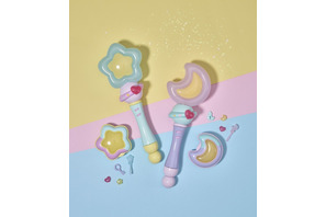 「ぴえろ魔法少女」最新作「魔法の姉妹ルルットリリィ」変身＆魔法アイテムが商品化！“変身モード”や録り下ろしボイス搭載 画像