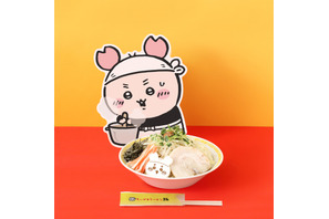 「ちいかわラーメン 豚」古本屋のノベルティステッカー付き♪ 新作メニュー“油そば”が期間限定で登場 画像