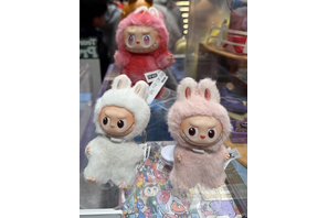 「ラブブ」絵本の妖精から世界的トップIPへ― 中国発の“不気味かわいい”キャラクターの躍進を振り返る 画像