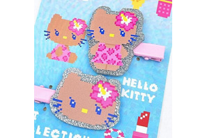 日焼け“キティ”の平成ギャル感がたまらん！インパクト大なマルチクリップやステッカーが登場 画像