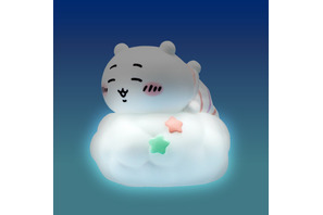 ちいかわ、ハチワレ、うさぎが雲の上ですやすや…♪ やさしく光るおやすみライトが登場！ 画像