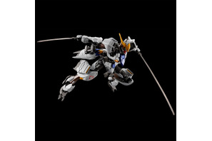 「ガンダム 鉄血のオルフェンズ」10周年記念短編に登場したバルバトスアダプトの抽選販売がスタート！ ガンダム・フレームが一部アップデートされ、可動域がさらに拡大 画像