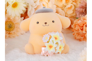 愛くるしい瞳にメロメロ♪ 「ポムポムプリン」パステルカラーverがついに発売！ ユリ&ミヤコワスレを手にちょこんと佇む姿がキュート 画像