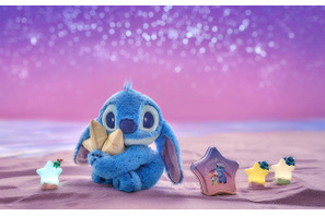スティッチが星をぎゅっ☆ ハワイの夕暮れカラーや涼しげブルーの“夏っぽ”新グッツが続々登場【ディズニーストア】 画像