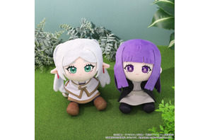 「葬送のフリーレン」フリーレン＆フェルンが貴方を見上げる…♪ 首が“くいっ”と曲がるお座りぬいぐるみ「くいくい」に登場 画像