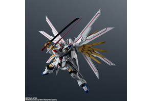 キラの新たな翼…マイティーストライクフリーダムガンダムが6月27日に発売！ プラウドディフェンダーは切り離して展示可能 画像
