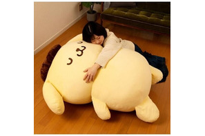 「ポムポムプリン」そのサイズ、全長約105cm!?　すべてを受け入れてくれる大きさが魅力のぬいぐるみ型クッションが予約受付中♪ 画像