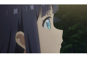 夏アニメ「透明な夜に駆ける君と、目に見えない恋をした。」空野は渋々参加した新歓コンパで、目の見えない冬月と出会う―第1話先行カット 画像