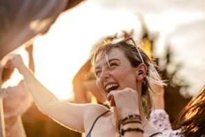 夏フェスシーズン到来！約7割が「ライブ終了後に耳の異変」を経験…“イヤープラグ”が対策になる!?　オーディオテクニカが調査 画像