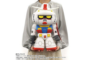 ガンダム、シャア、アムロのキュートな“でかぬい”が登場♪　抱きしめるのにぴったりなサイズ感を確かめよう！ 画像