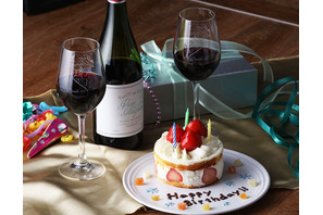 『ユーリ!!! on ICE』、「ヴィクトル」のお誕生日を記念した、特別デザインのワインとグラスが限定発売！ 画像
