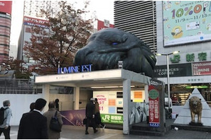 アニメーション映画『GODZILLA 怪獣惑星』公開記念！新宿東口にゴジラが突如出現！ 画像