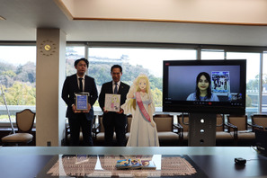4月よりアニメ放送がスタートする『サマータイムレンダ』、ヒロインの小舟潮が「和歌山市アニメ観光大使」に就任！和歌山城をバックに記念撮影 画像