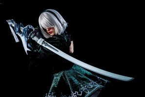 「NieR:Automata」2Bが使う「白の契約」を1/1スケールでスマート・トイ化！ キャラクターボイスも搭載 画像