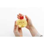 「えびふらいのしっぽ　ぬいぐるみミニポーチ」使用例（C）2025 SAN-X CO., LTD. ALL RIGHTS RESERVED.
