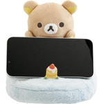 「リラックマ　スマホスタンドぬいぐるみ」使用例（C）2025 SAN-X CO., LTD. ALL RIGHTS RESERVED.