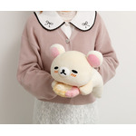リラックマ×ミスタードーナツ「ドーナツまくまくクッション　コリラックマ（ストロベリーカスタードフレンチ）」使用例（C）MISDO 25（C）SAN-X