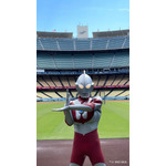ウルトラマン＆バルタン星人がドジャースタジアムで乱闘!? 「MLB」ドジャースの始球式に登場 画像