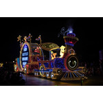 ミセスとコラボのベイマックスやきらびやかなパレードにキャッスルショーまで!“夜プラン”で満喫する東京ディズニーランド