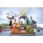 ミセスとコラボのベイマックスやきらびやかなパレードにキャッスルショーまで!“夜プラン”で満喫する東京ディズニーランド