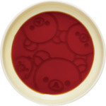 「リラックマ寿司 しょうゆ皿」使用イメージ（C）2025 SAN-X CO., LTD. ALL RIGHTS RESERVED.