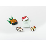 「おすしマグネット」使用イメージ（C）2025 SAN-X CO., LTD. ALL RIGHTS RESERVED.